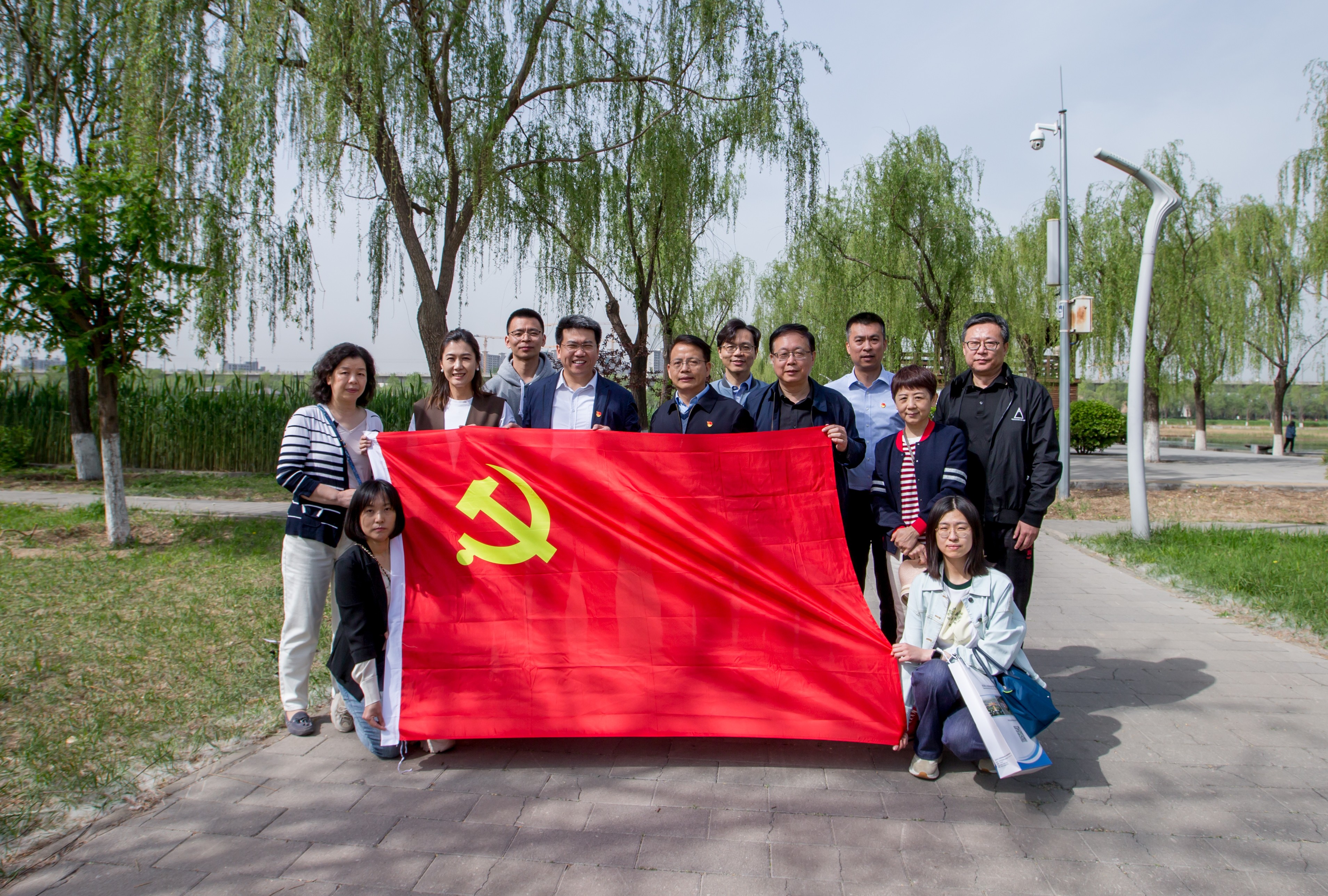 公司總部第三黨支部、北京分公司黨支部與北京市國(guó)資委離退休干部處黨支部聯(lián)合開展主題黨日活動(dòng) 公司總部第三黨支部、北京分公司黨支部與北京市國(guó)資委離退休干部處黨支部聯(lián)合開展主題黨日活動(dòng)