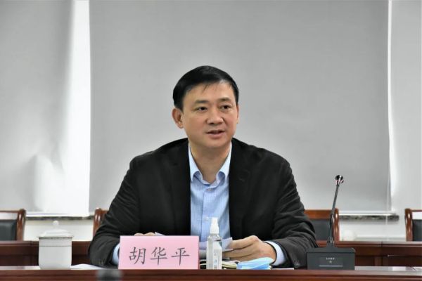 公司主要領(lǐng)導(dǎo)會(huì)見交通運(yùn)輸部運(yùn)輸服務(wù)司副司長(zhǎng)胡華平一行 公司主要領(lǐng)導(dǎo)會(huì)見交通運(yùn)輸部運(yùn)輸服務(wù)司副司長(zhǎng)胡華平一行