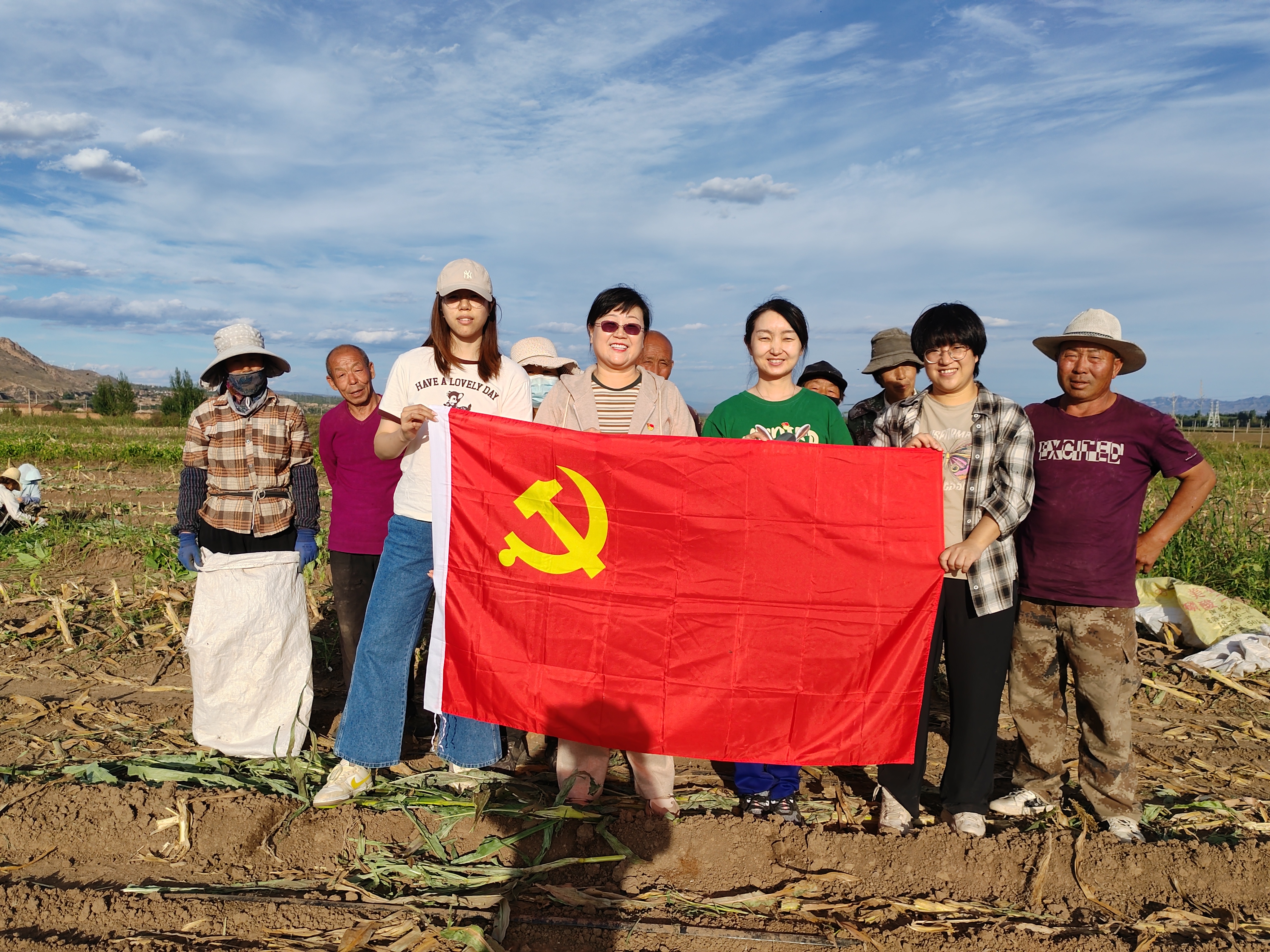 張家口地區(qū)聯(lián)合黨支部開展“助力秋收”主題黨日活動 張家口地區(qū)聯(lián)合黨支部開展“助力秋收”主題黨日活動